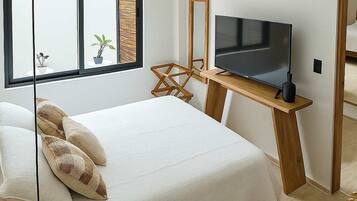 2 bedrooms, desk, iron/ironing board, WiFi