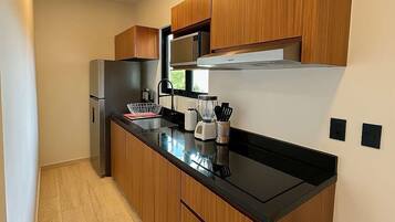 Een koelkast, een magnetron, een koffiezetapparaat/waterkoker