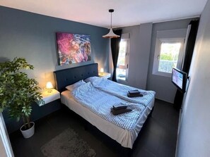 2 bedrooms, iron/ironing board, Internet, bed sheets