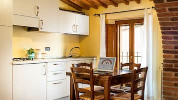 Superior Apartment, City View | Private kitchen | Fridge, stovetop, cookware/dishes/utensils, cleaning supplies