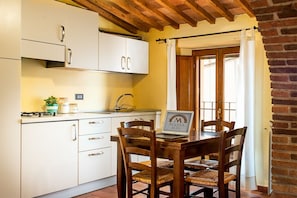 Appartement Supérieur, vue ville | Cuisine privée | Réfrigérateur, plaque de cuisson