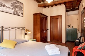 Superior Room, City View | Individually decorated, individually furnished, desk, blackout drapes - Massa Alta B&B e Appartamenti (Massa Marittima)