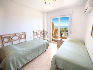 2 chambres, fer et planche à repasser, accès Internet, draps fournis