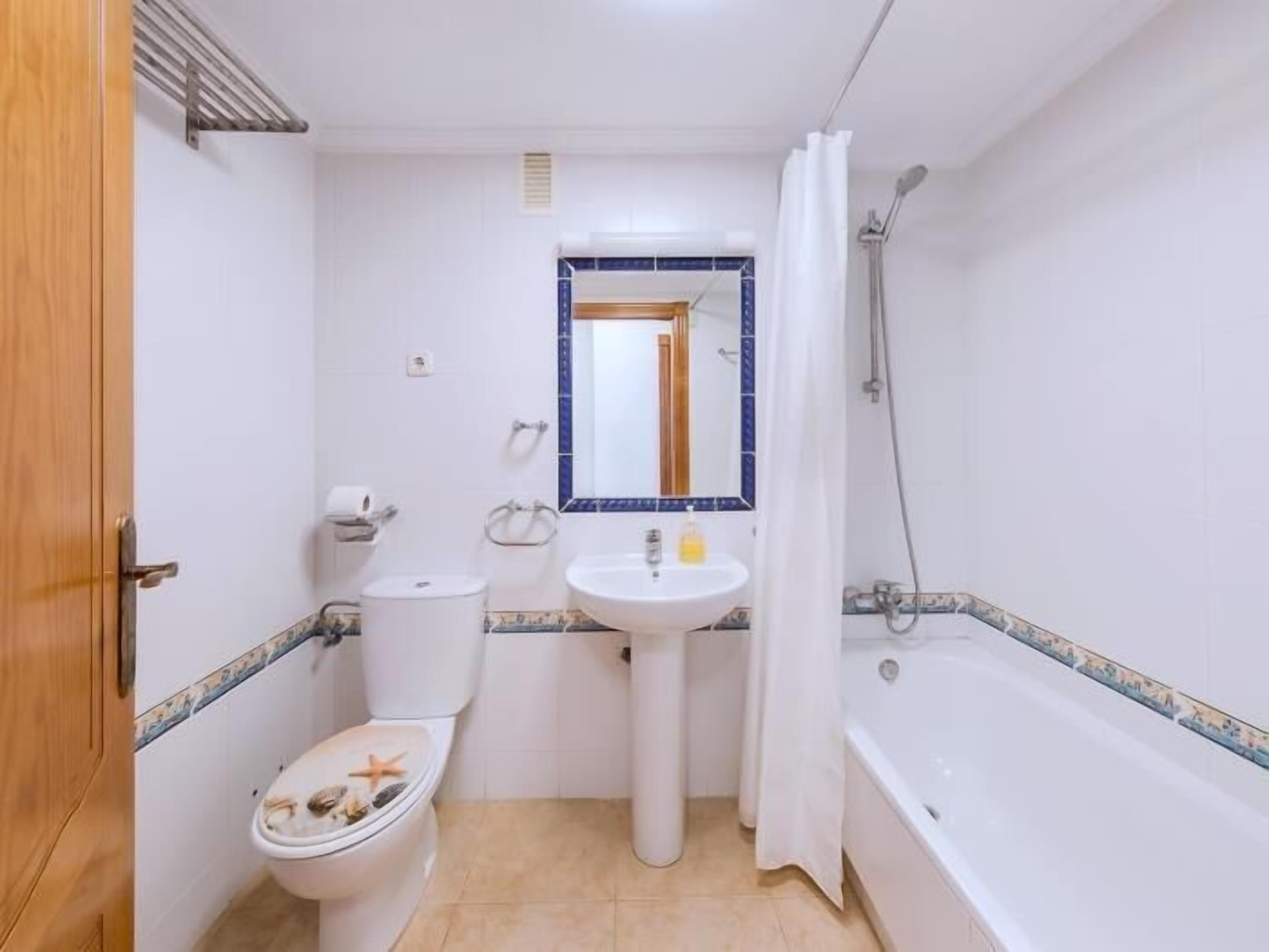 Un bagno con WC, lavandino e vasca.