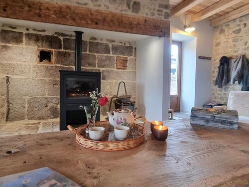 Renovated country house, ideal for 10, natural setting and modern comfort