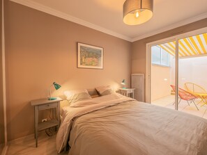 2 bedrooms, free WiFi - Central apartment with large terrace, garage, and WIFI (Les Sables-d'Olonne)