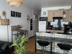 Kühlschrank, Mikrowelle, Herdplatte, Wasserkocher mit Kaffee-/Teezubehör