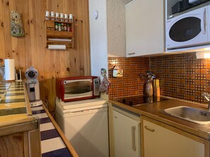 Fridge, microwave