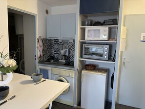 Fridge, microwave, stovetop, coffee/tea maker