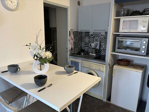 Fridge, microwave, stovetop, coffee/tea maker