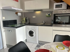 Fridge, oven, stovetop, dishwasher - 2-room house with mezzanine, 5 beds, St Pierre la Mer. (Fleury-Saint-Pierre-la-Mer)