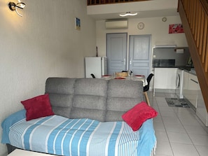 TV - 2-room house with mezzanine, 5 beds, St Pierre la Mer. (Fleury-Saint-Pierre-la-Mer)