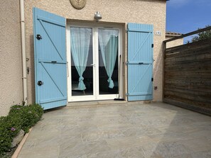 Exterior detail - 2-room house with mezzanine, 5 beds, St Pierre la Mer. (Fleury-Saint-Pierre-la-Mer)