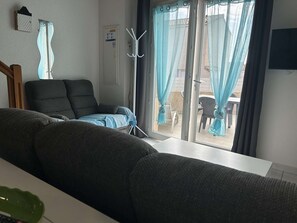 TV - 2-room house with mezzanine, 5 beds, St Pierre la Mer. (Fleury-Saint-Pierre-la-Mer)