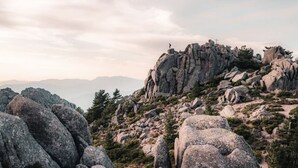 Un paisaje rocoso con grandes rocas y vegetación escasa.