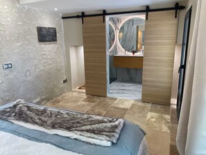 1 bedroom, free WiFi, bed sheets - Historic Retreat at Domaine de Migny: Cottage with Nordic Bath and Pool (Saint-Cyran-du-Jambot)