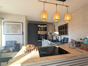 Jääkaappi, mikroaaltouuni, astianpesukone