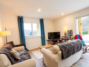 Télévision, cheminée, table de tennis de table