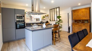 Fridge, microwave, oven, dishwasher - Spacious house in Château-l'Évêque with 5 bedrooms and a game room (Château-l'Évêque)