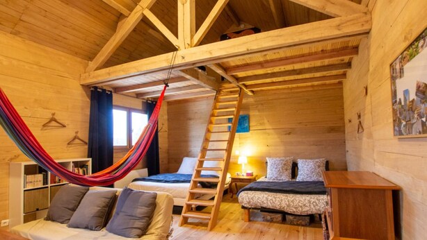 A cozy cabin with a hammock, a loft bed, and a ladder to the upper bunk. - Spacious house in Château-l'Évêque with 5 bedrooms and a game room (Château-l'Évêque)