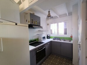 Microwave, oven - Charming T3 in Cap Coudalère with private parking (Le Barcarès)