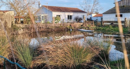 Rustikales Haus im Marais breton, nahe Strände