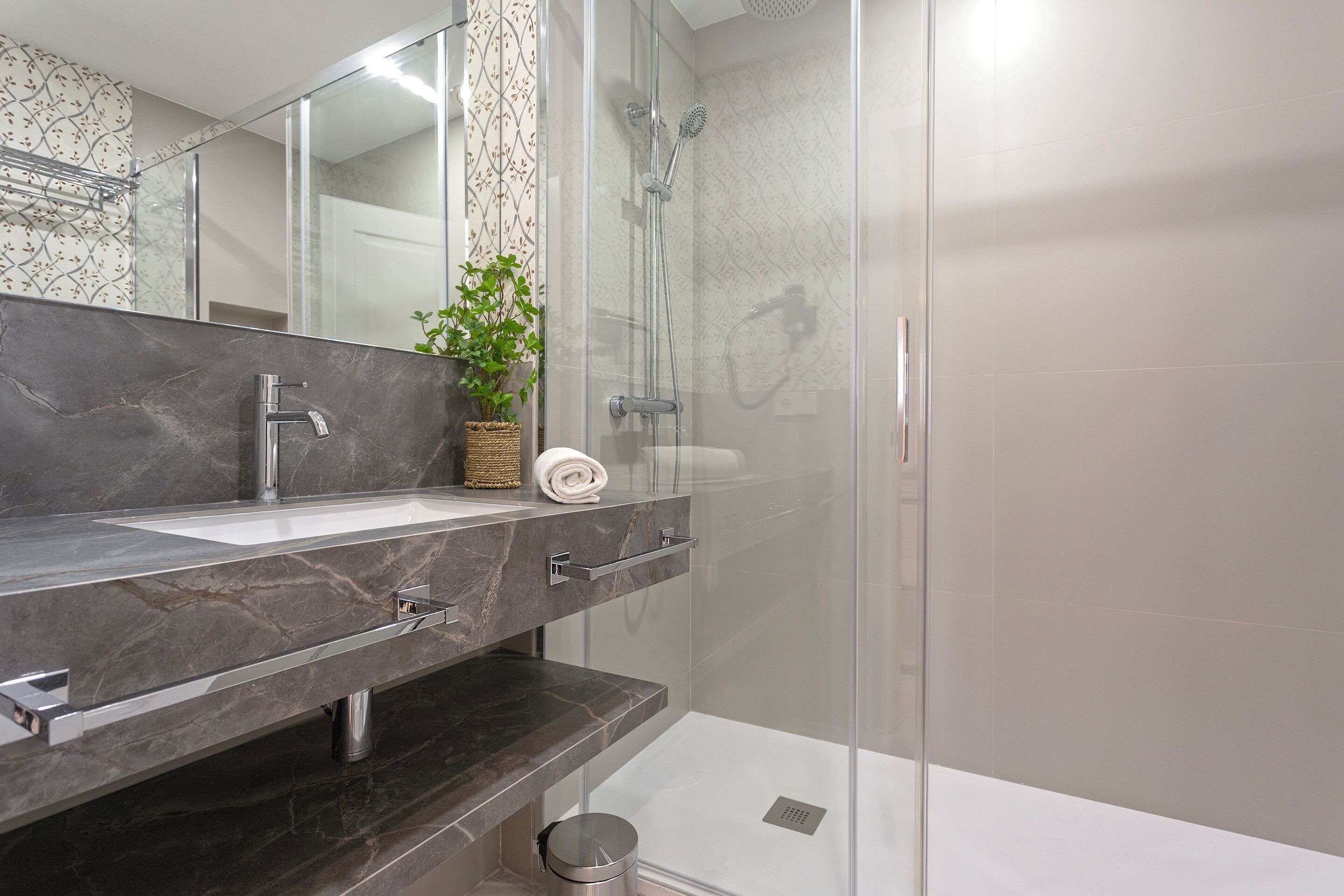Appartement (3 Bedrooms) | Badkamer | Een douche, gratis toiletartikelen, een haardroger, handdoeken
