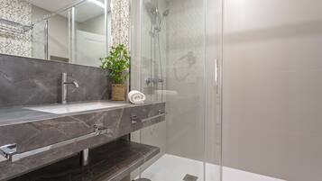 Appartement (3 Bedrooms) | Badkamer | Een douche, gratis toiletartikelen, een haardroger, handdoeken