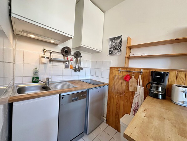 Kylskåp, mikrovågsugn och diskmaskin
