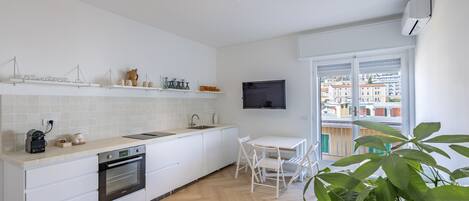 Kühlschrank, Mikrowelle, Ofen, Geschirrspüler