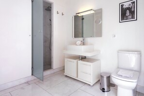 Apartment (3 Bedrooms) | Bathroom | Free toiletries, bidet, towels, soap