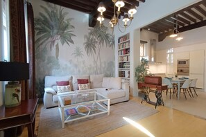 Apartment (3 Bedrooms) | Living area | TV