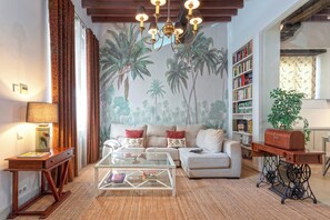 Apartment (3 Bedrooms) | Living area | TV