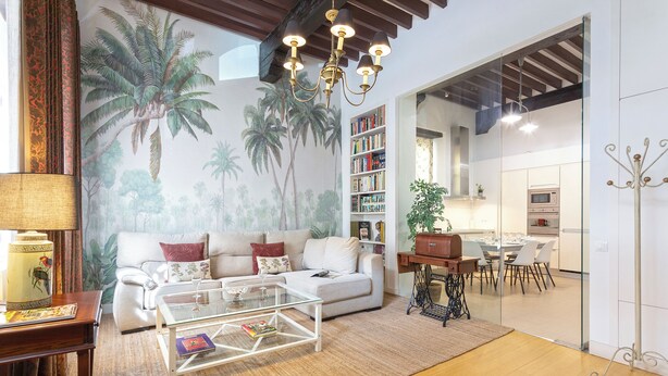 Un salon avec un canapé, une table basse et une bibliothèque.
