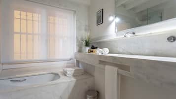 Leilighet (3 Bedrooms) | Bad | Toalettartikler (inkludert), bidé, håndklær og såpe