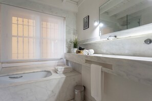 Apartment (3 Bedrooms) | Bathroom | Free toiletries, bidet, towels, soap