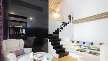 Apartment (3 Bedrooms) | Wohnbereich | Fernseher