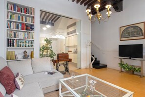 Apartment (3 Bedrooms) | Living area | TV