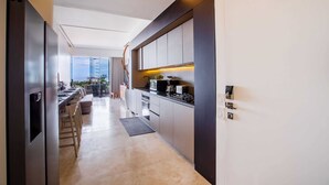 Una cocina moderna con una encimera larga, armarios empotrados y vistas de la ciudad.