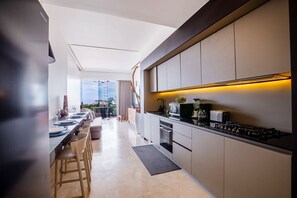 Réfrigérateur, four à micro-ondes, un four, surface de cuisson