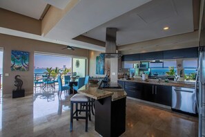 Een koelkast, een microgolfoven, een oven, een kookplaat