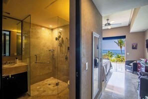 Douche, sèche-cheveux, serviettes fournies, shampoing