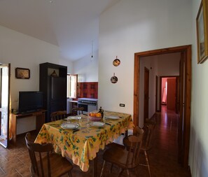 Appartement, uitzicht op tuin | Privékeuken | Een koelkast, een oven, een kookplaat, kookgerei, borden en bestek