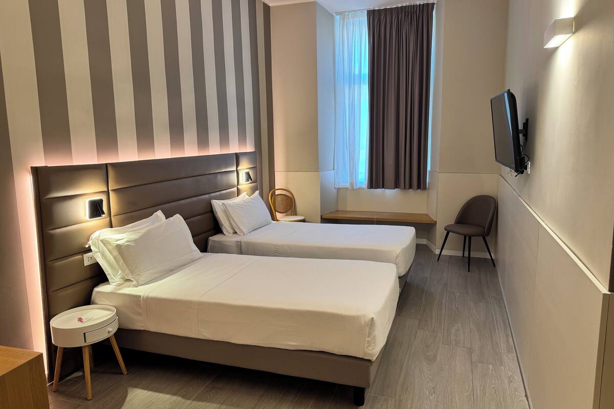 Chambre Confort avec lits jumeaux | Bureau, espace de travail pour ordinateur portable, Wi-Fi gratuit