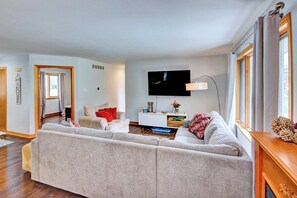 Smart TV, fireplace, books - Pine View Cottage Family-Friendly Getaway King Bed (Zurich)