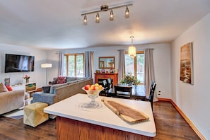 Smart TV, chimenea, libros