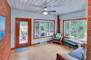 Interior - Pine View Cottage Family-Friendly Getaway King Bed (Zurich)