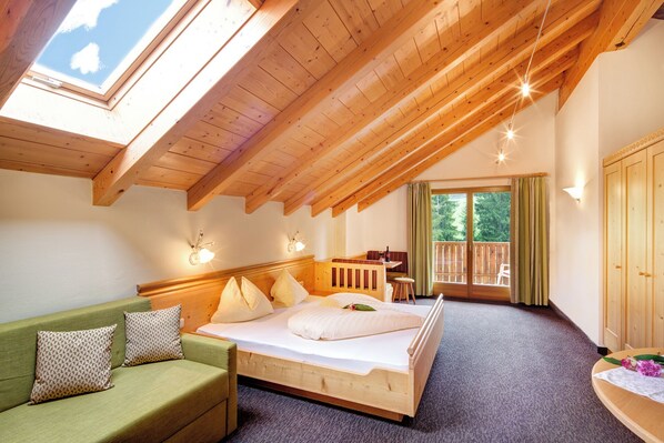 7 bedrooms, WiFi, bed sheets