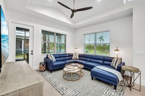 TV - CHARMING COASTAL VILLA WITH RESORT-STYLE AMENITIES (Naples)