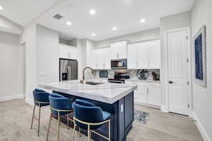 Fridge, oven, stovetop, dishwasher - CHARMING COASTAL VILLA WITH RESORT-STYLE AMENITIES (Naples)